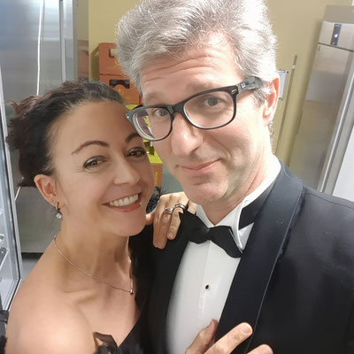 Barbara mit Bühnenpartner hinter den Kulissen