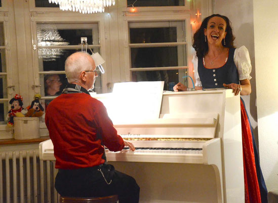 Barbara beim Singen mit Klavierbegleitung