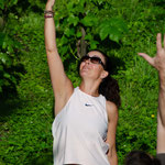 Barbara in der Natur beim Yoga